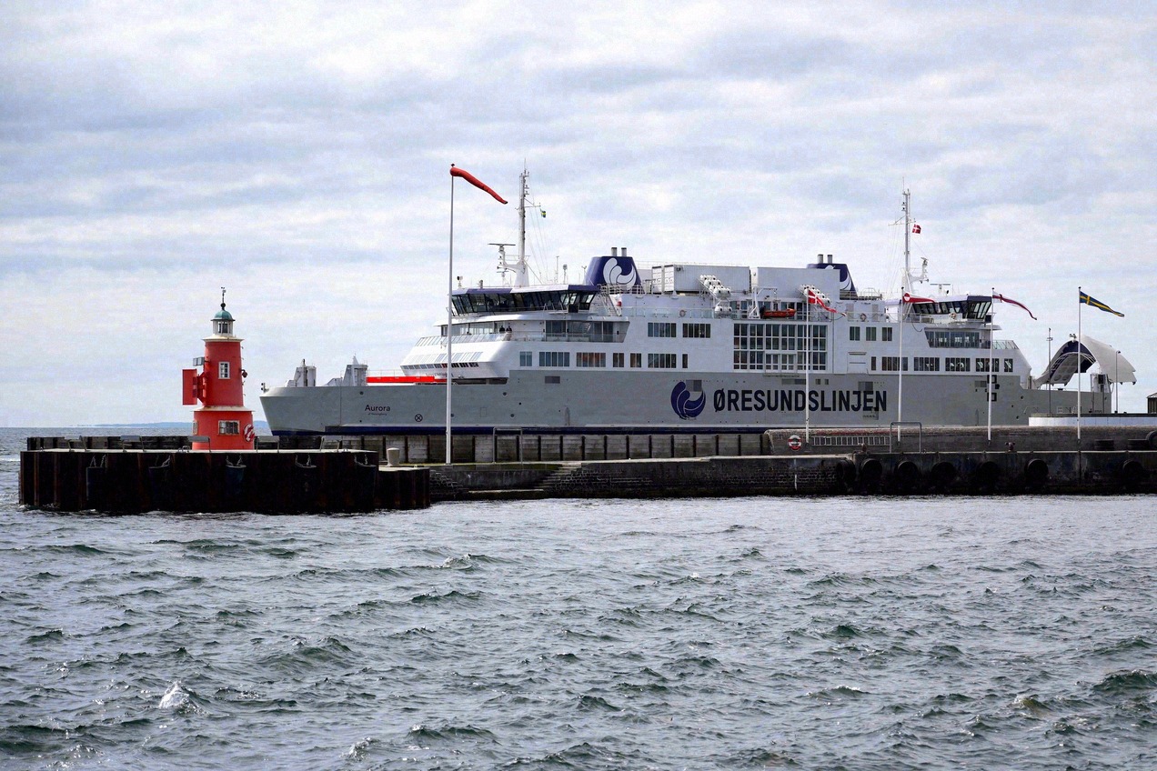 Fähre im Hafen von Helsingborg mit rotem Leuchtturm im Vordergrund
