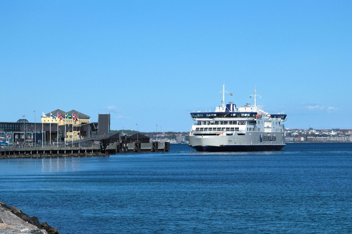 Fähre Aurora am Terminal von Helsingør, gegenüber die schwedische Küste