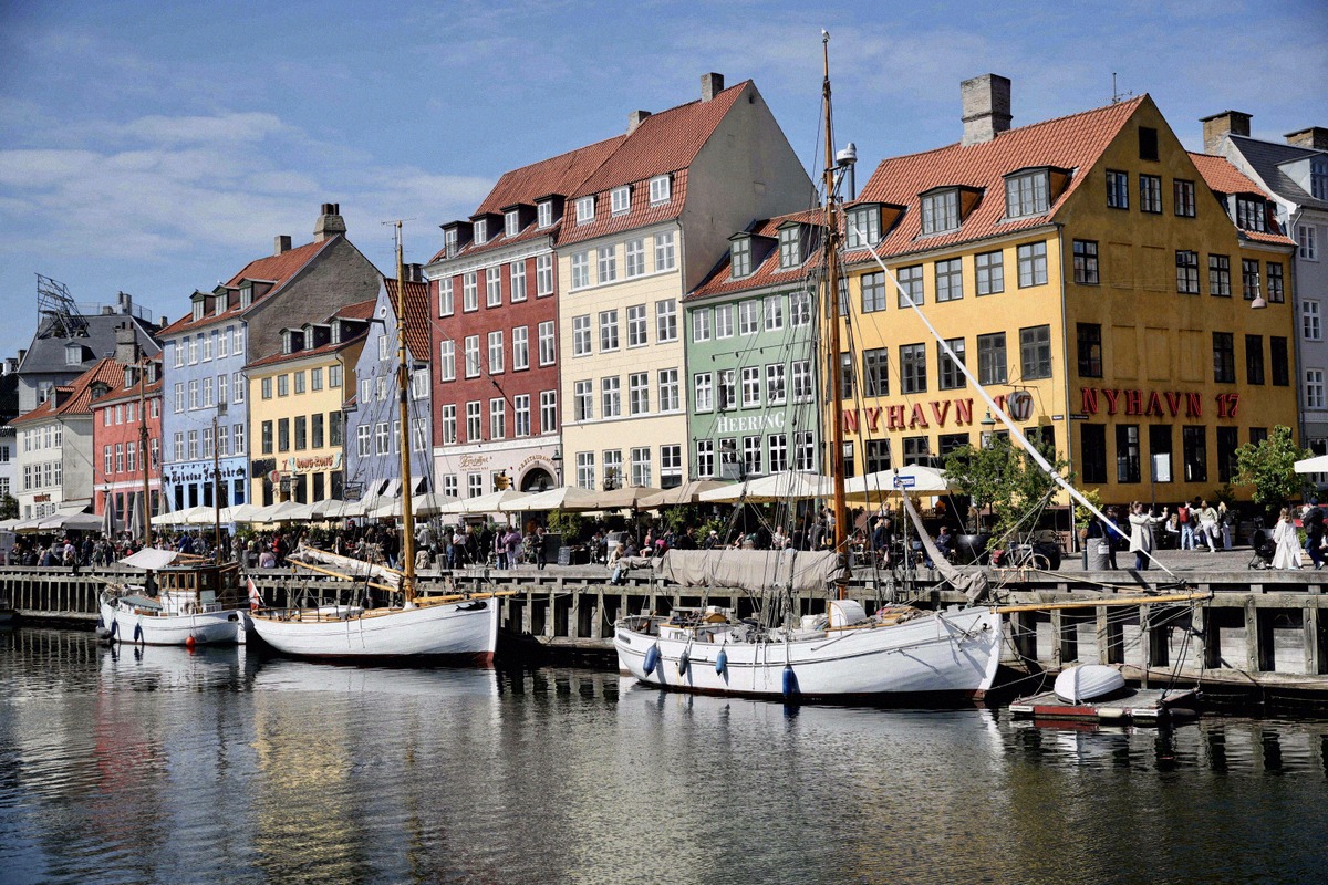 Farbige Häuser und Segelboote am Nyhavn in Kopenhagen
