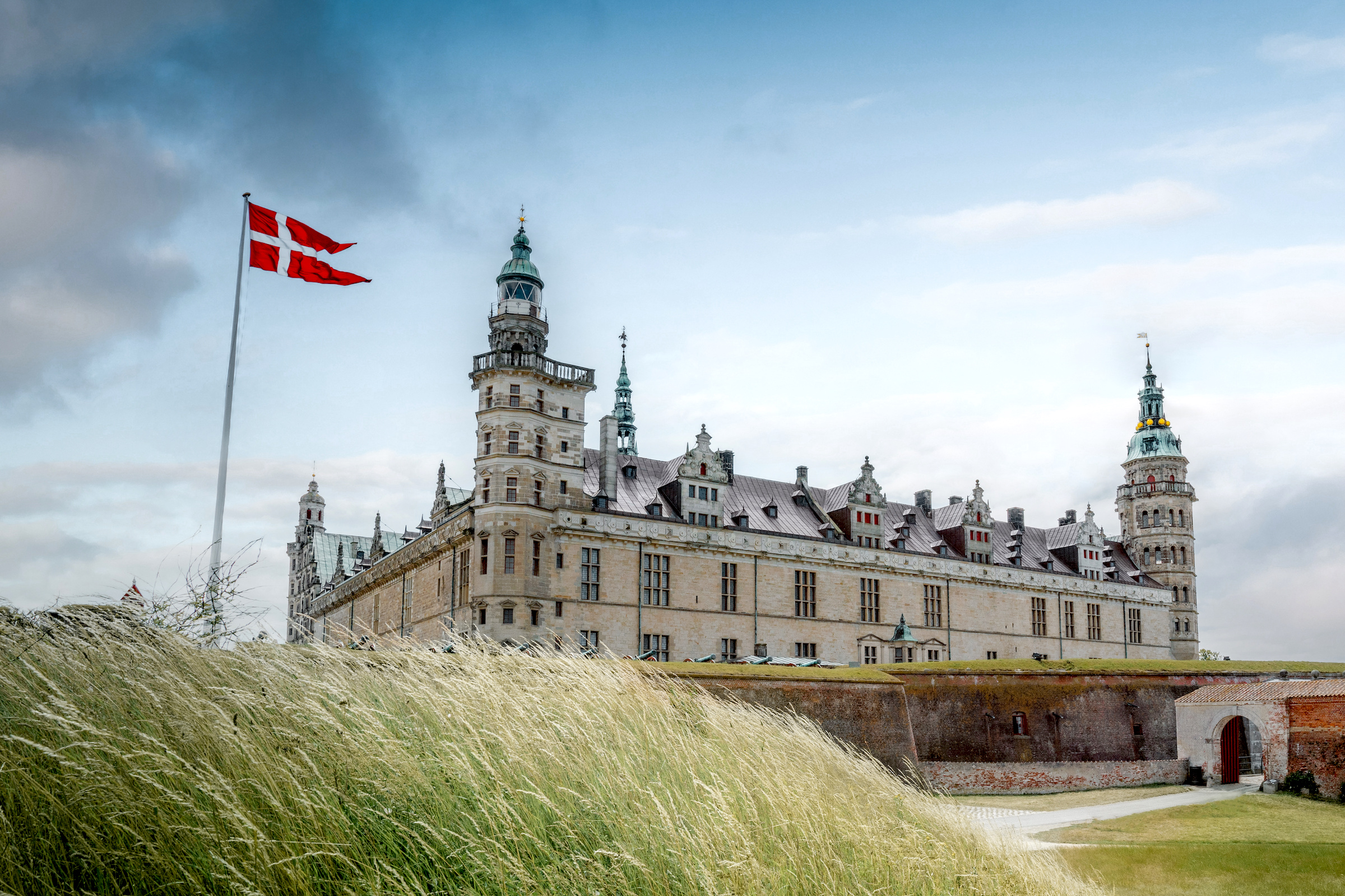 Schloss Kronborg mit Türmen und dänischer Flagge in Helsingør