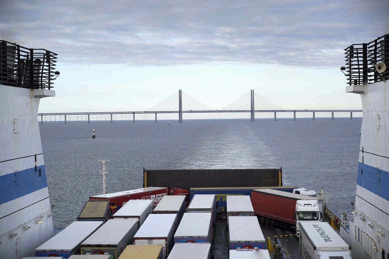 Öresundbrücke vom Deck einer Fähre aus gesehen
